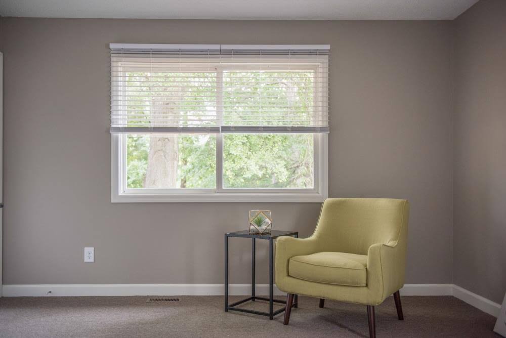 Cordless Faux Wood Room Darkening Blinds R93009